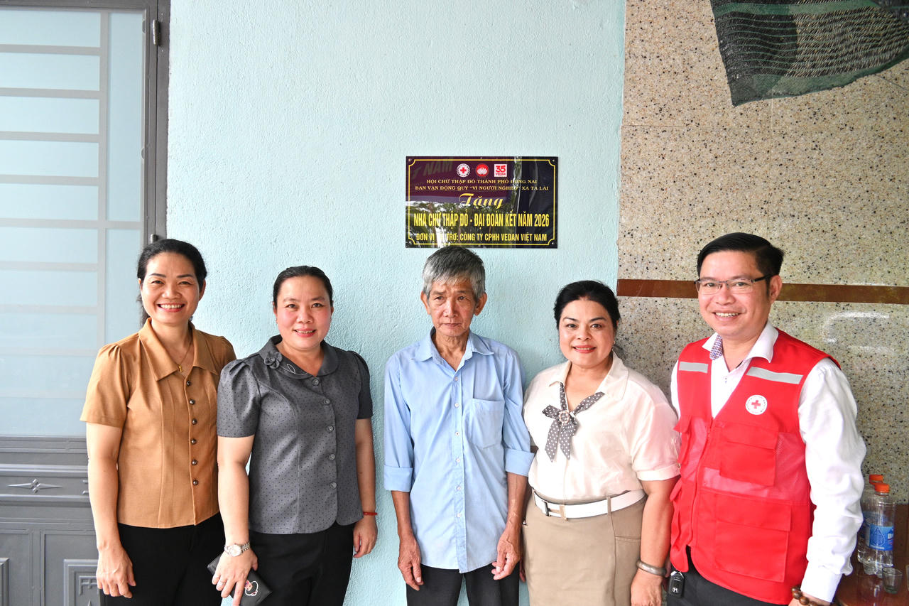 Đại Diện Hội Chữ Thập Đỏ thành phố Đồng Nai và UBMTTQ Việt Nam xã Tà Lài và Vedan trao tặng nhà cho gia đình ông Trần Văn Ân