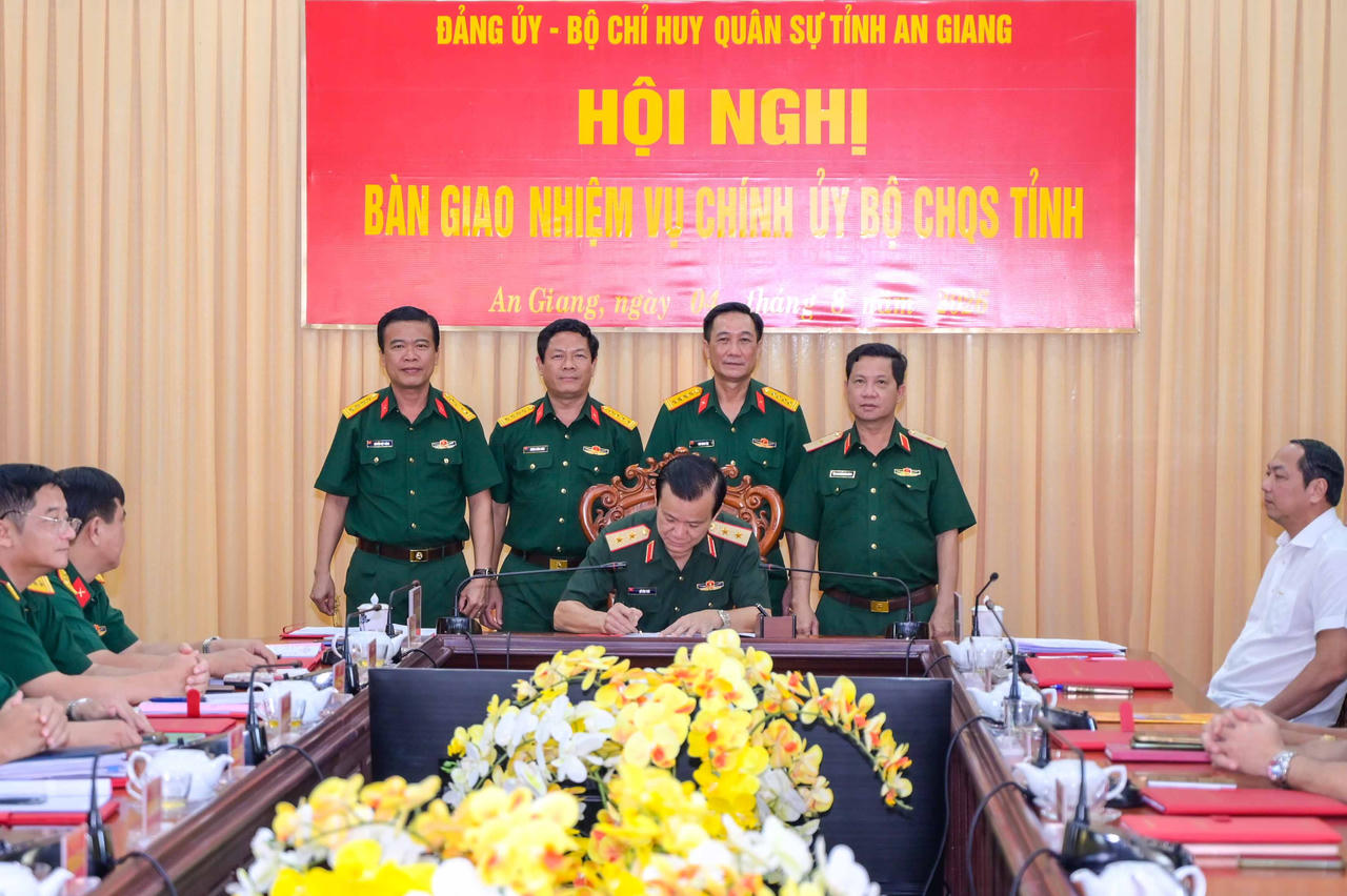 Trung tướng Hồ Văn Thái - Bí thư đảng ủy, Chính ủy Quân khu 9 ký xác nhận biên bản bàn giao nhiệm vụ Chính ủy Bộ CHQS tỉnh. Ảnh: Phương Vũ