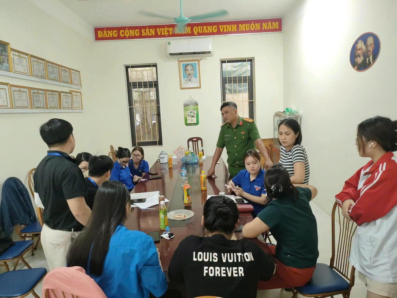 Công an phường Xuân Đỉnh hỗ trợ người dân hoàn thiện xây dựng cơ sở dữ liệu đất đai 
