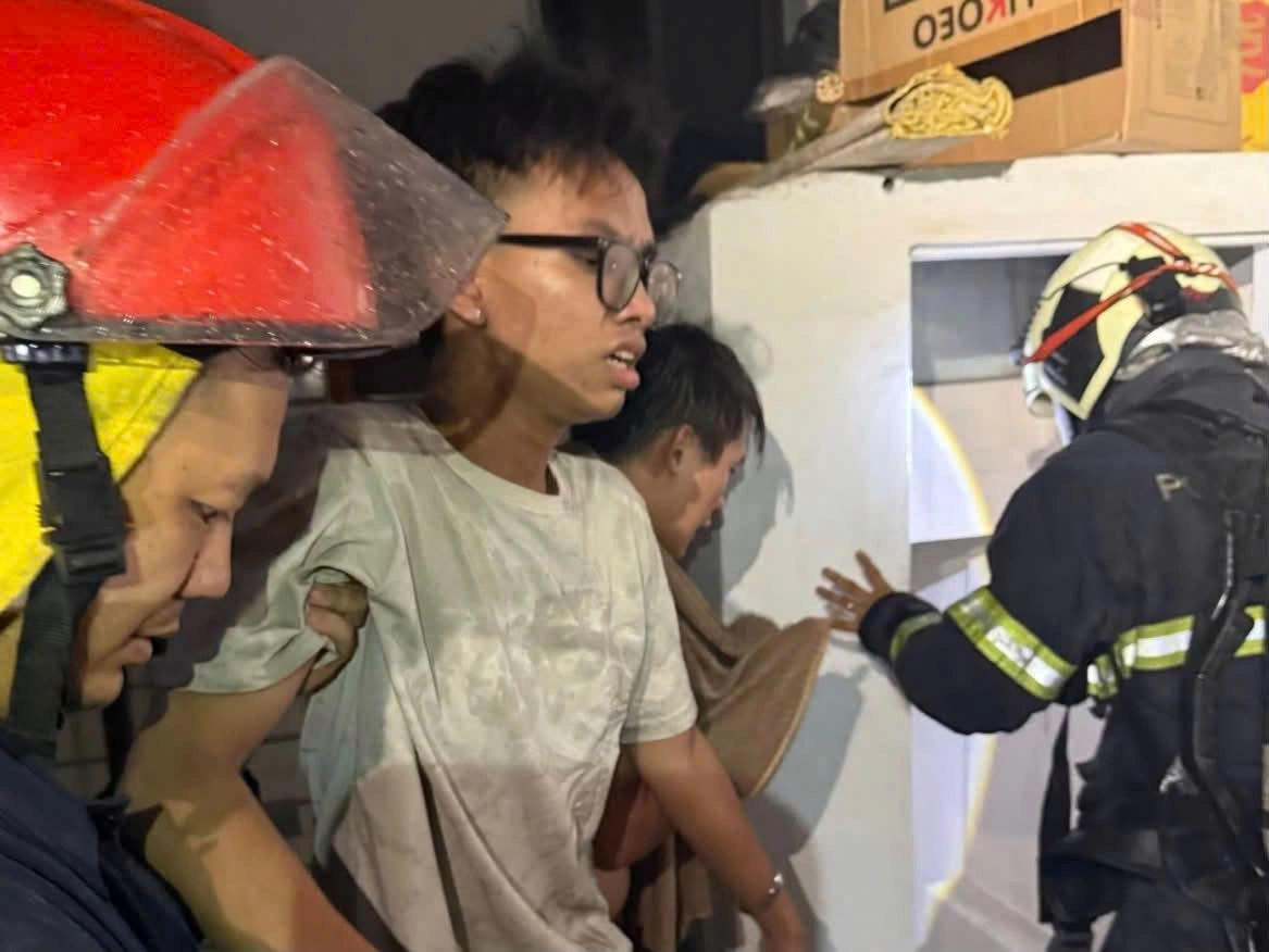 Cháy nhà 3 tầng trong ngõ nhỏ ở Hà Nội, 2 người mắc kẹt được cứu thoát Cháy nhà 3 tầng trong ngõ nhỏ ở Hà Nội, 2 người mắc kẹt được cứu thoát