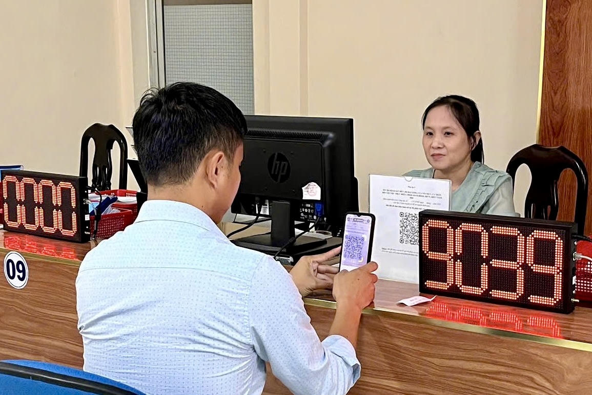 Cá nhân quét mã QR thực hiện khảo sát