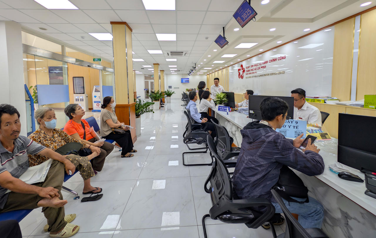 Người dân đến làm thủ tục tại Trung tâm Phục vụ hành chính công TP Hồ Chí Minh. Ảnh: Trường Giang