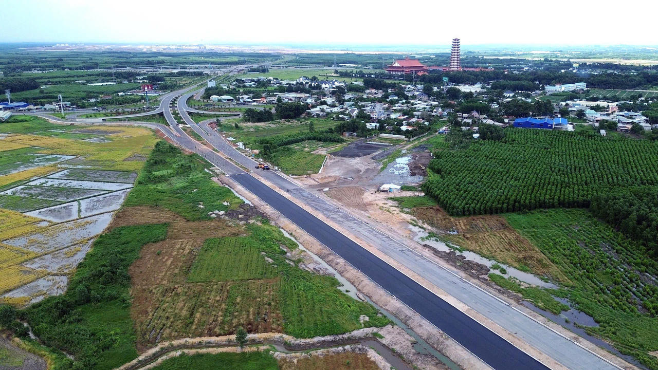 Dự án đường 25C đang được đẩy nhanh thi công, phấn đấu hoàn thành trong tháng 10/2026 để tăng kết nối với sân bay Long Thành. Ảnh: TT