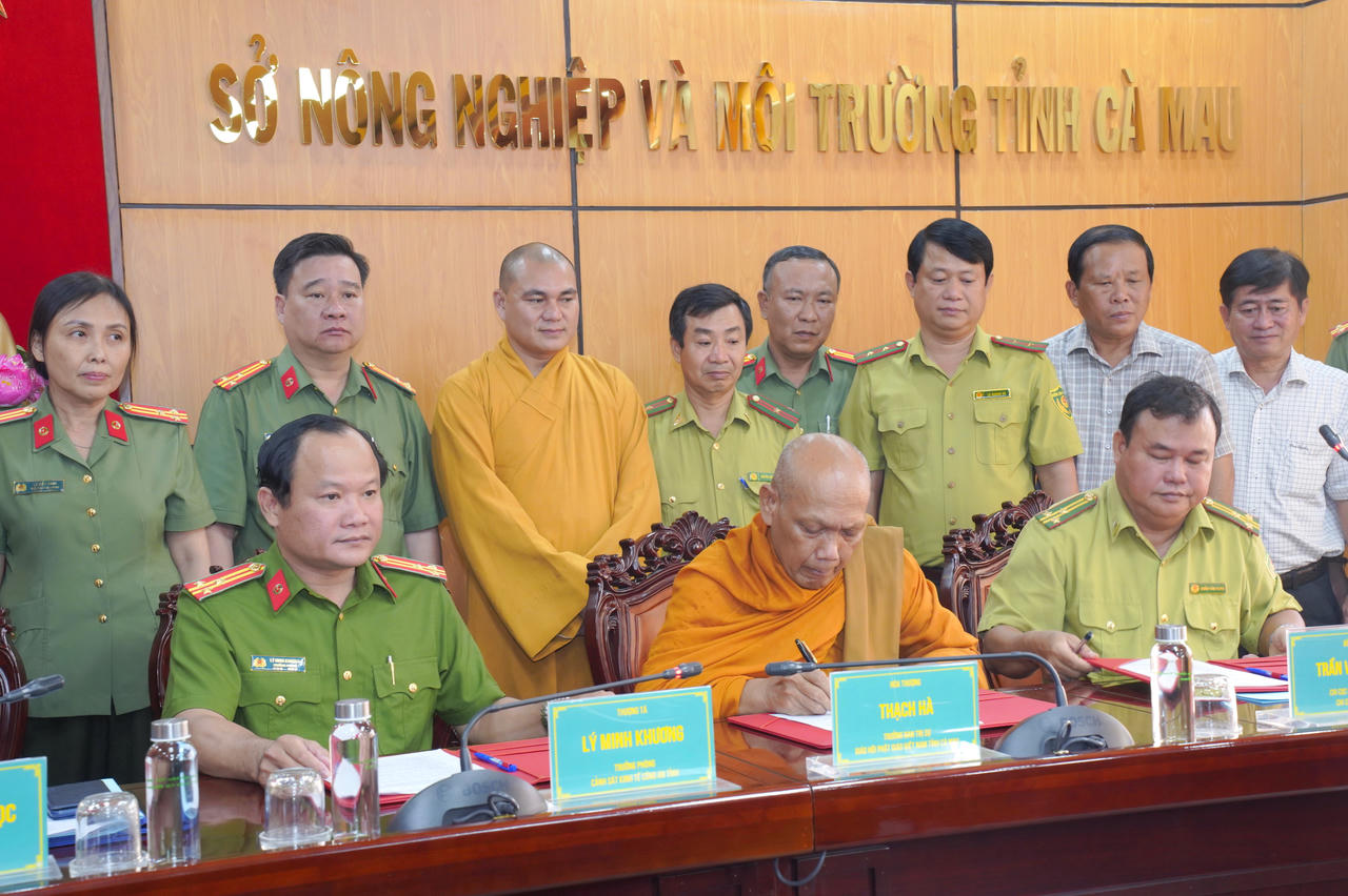 Phòng Cảnh sát kinh tế Công an tỉnh Cà Mau mới ký kết quy chế phối hợp trong công tác tuyên truyền, đấu tranh và xử lý vi phạm pháp luật về bảo vệ động vật hoang dã, nguồn lợi thủy sản trên địa bàn (Ảnh: Hữu Đệ).