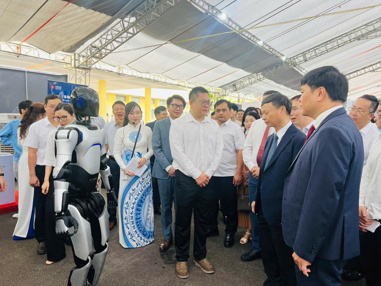 Các đại biểu tham quan không gian triển lãm công nghệ và đổi mới sáng tạo tại Techfest Hải Phòng 2026. Ảnh: T.L
