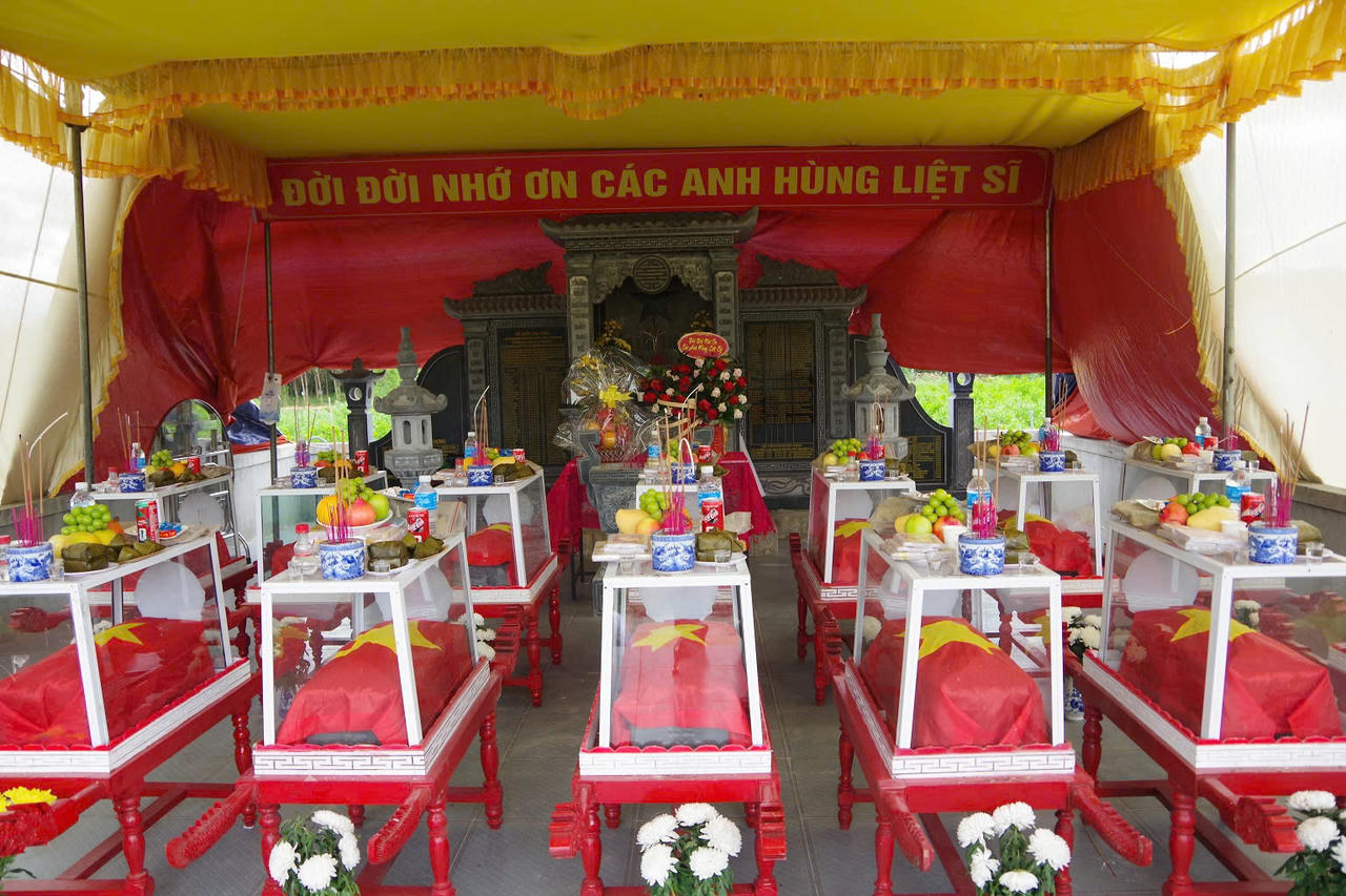13 hài cốt liệt sĩ vừa được quy tập tại chiến trường Câu Nhi được đưa về quàn tại Đền thờ Liệt sĩ Trung đoàn 88, Sư đoàn 308, chờ thực hiện các bước giám định ADN để xác định danh tính. (Ảnh Xuân Diện)