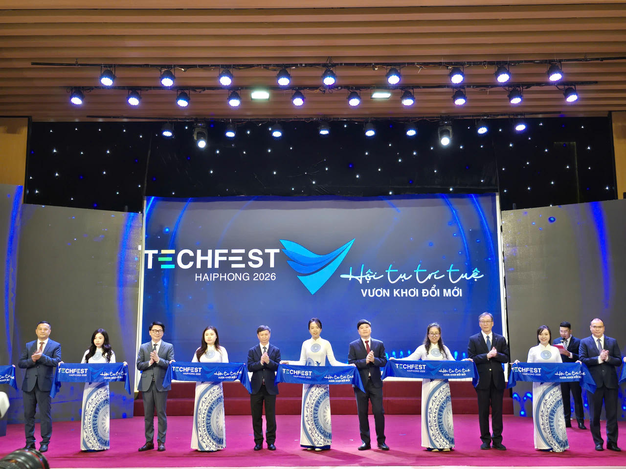 Các đại biểu thực hiện nghi thức khai mạc Techfest HaiPhong 2026. ảnh TL