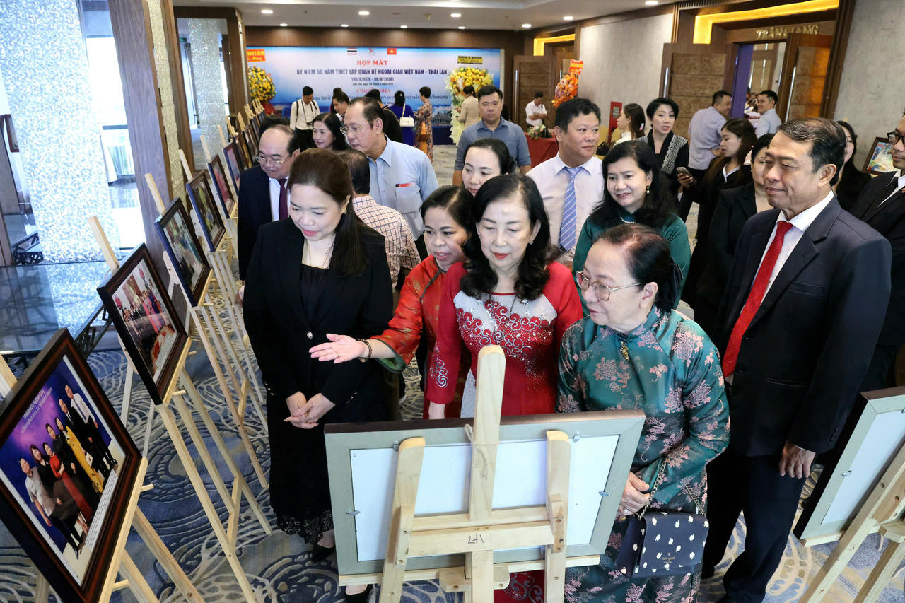 Các đại biểu tham quan triển lãm. (Ảnh: Hà Vy)