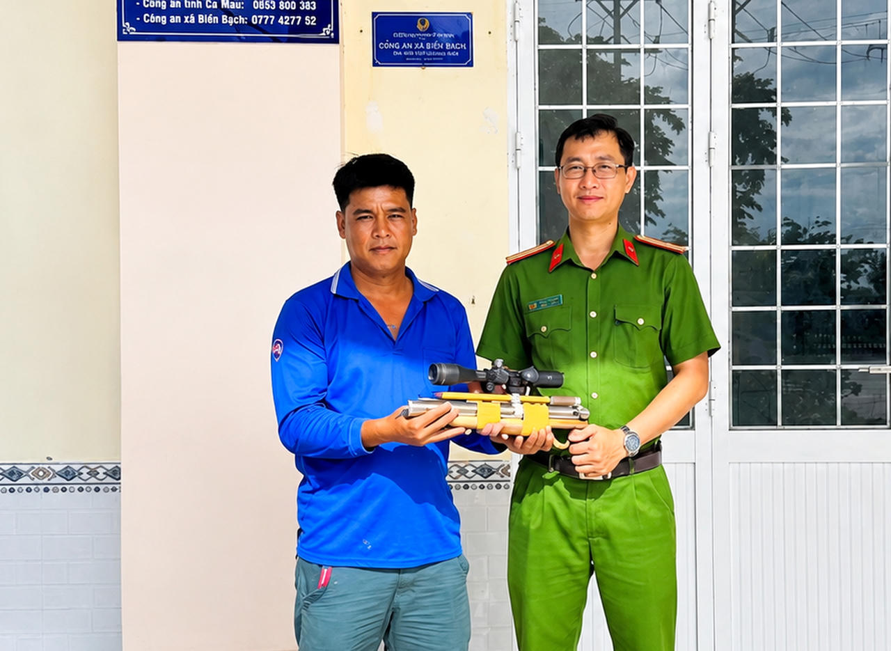 Công an xã Biển Bạch tiếp nhận công cụ hỗ trợ dùng để săn bắn chim do người dân tự nguyện giao nộp (Ảnh: Hữu Đệ).