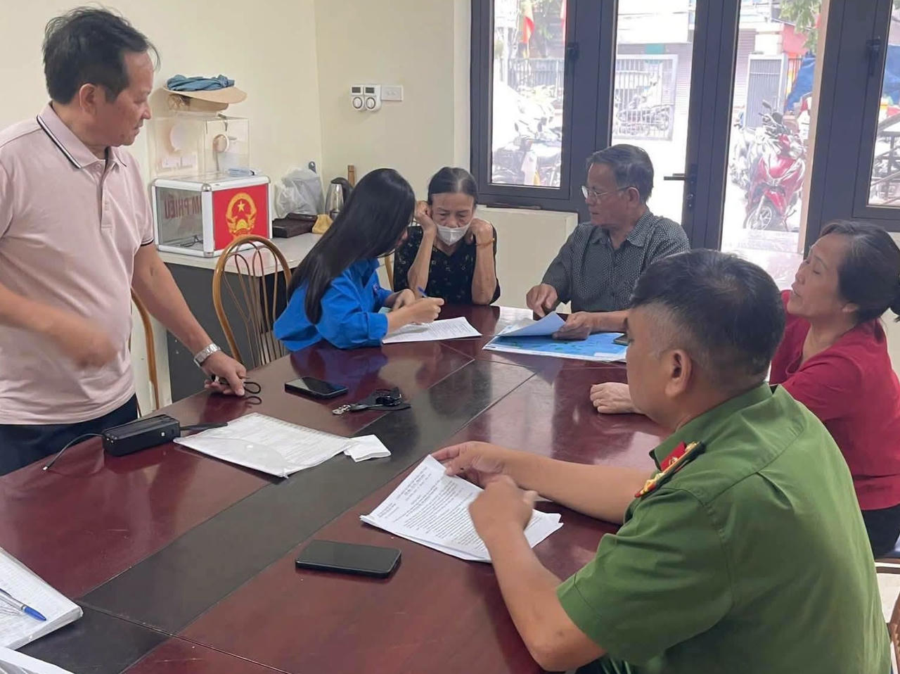 Công an phường Xuân Đỉnh phối hợp hỗ trợ người dân thu thập, cập nhật thông tin để hoàn thiện xây dựng cơ sở dữ liệu đất đai trên địa bàn.