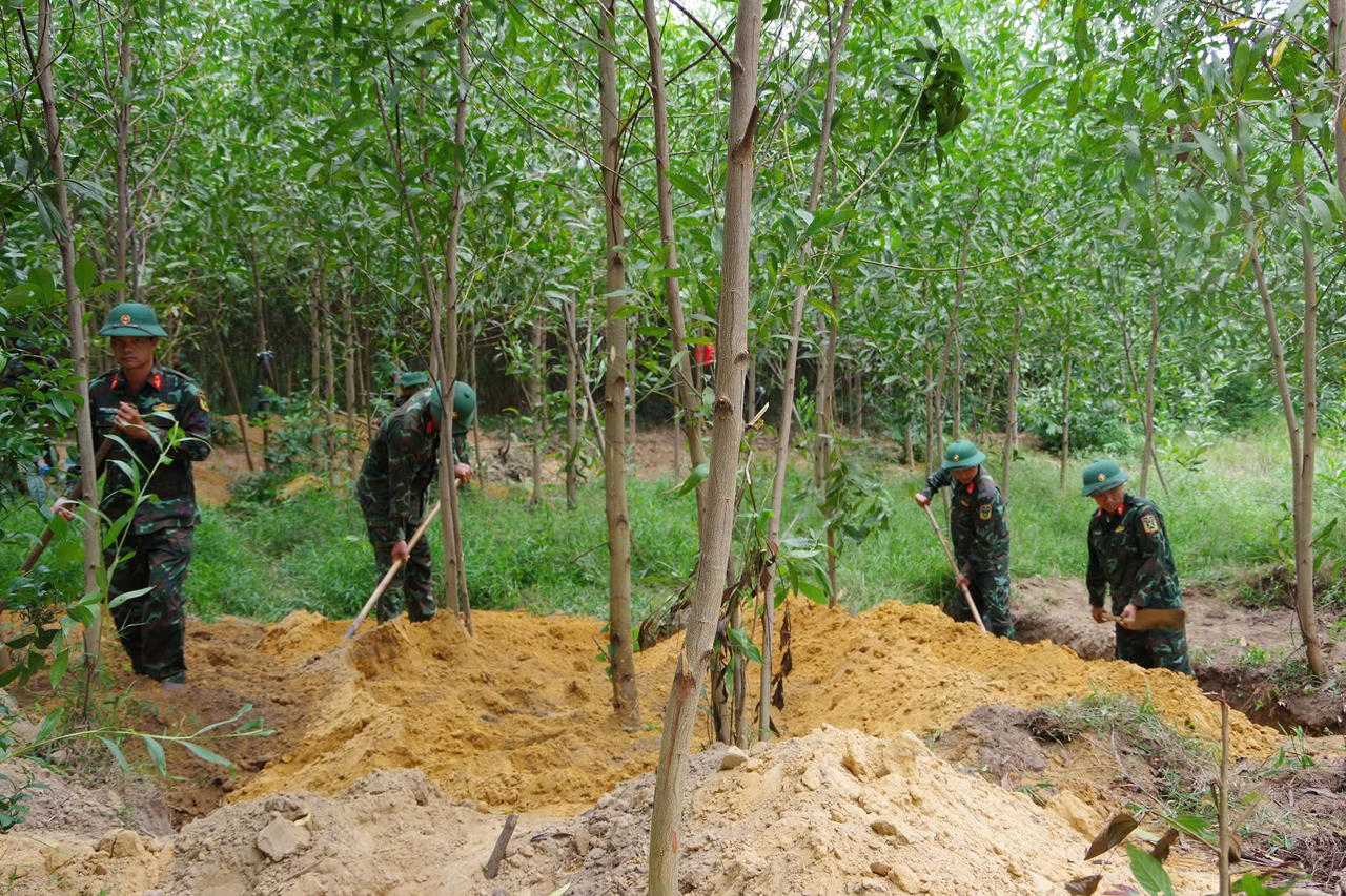 Lực lượng Đội 584, Đội 589 cùng các đơn vị liên quan mở rộng phạm vi tìm kiếm hài cốt liệt sĩ tại khu vực Câu Nhi. (Ảnh Xuân Diện)