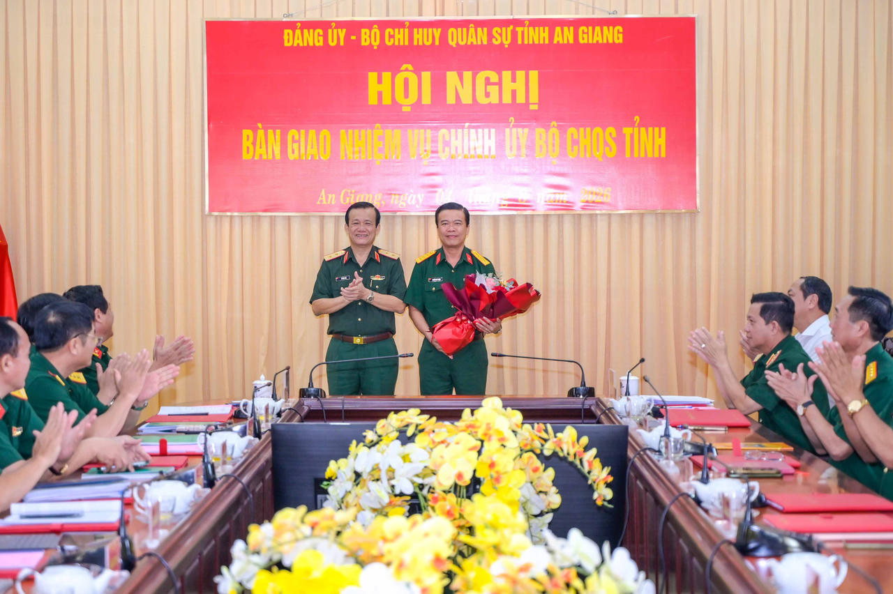 Trung tướng Hồ Văn Thái - Bí thư đảng ủy, Chính ủy Quân khu 9 trao hoa chúc mừng Đại tá Nguyễn Việt Thắng – Phó Bí thư Thường trực Đảng ủy Quân sự, Chính ủy Bộ CHQS tỉnh. Ảnh: Phương Vũ