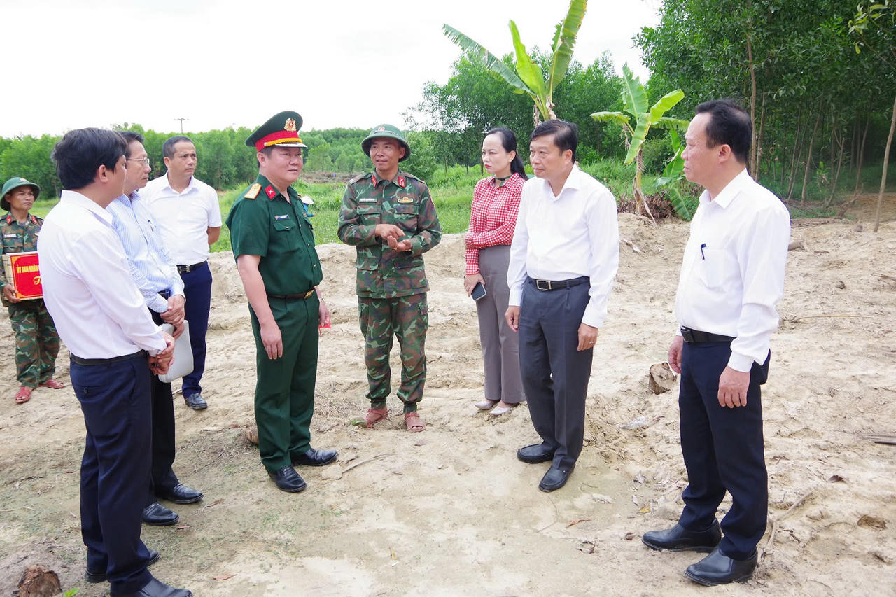 Đoàn công tác lãnh đạo tỉnh Quảng Trị nghe báo cáo kết quả tìm kiếm, quy tập hài cốt liệt sĩ tại hiện trường. (Ảnh Xuân Diện)