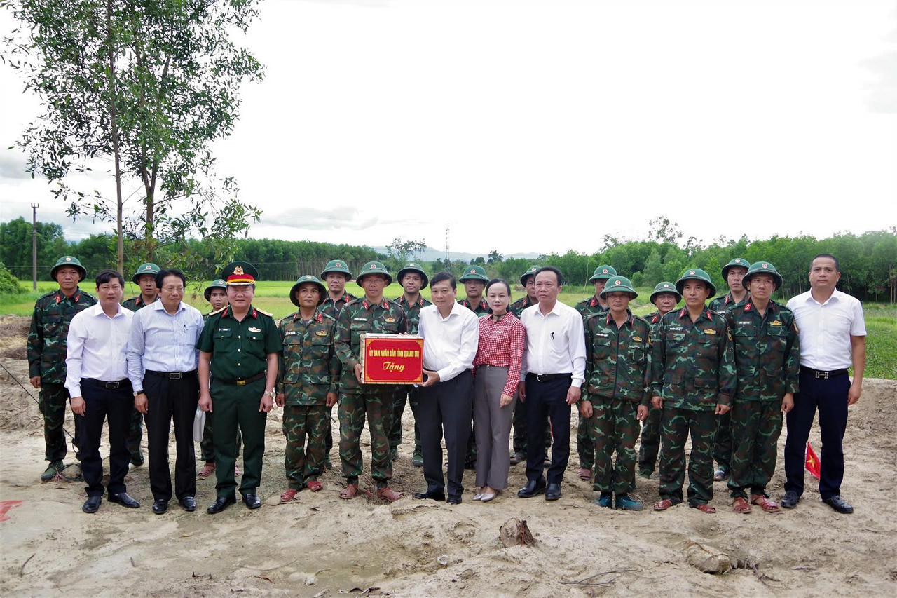 Đoàn công tác thăm, động viên và tặng quà các lực lượng đang thực hiện nhiệm vụ tìm kiếm, quy tập hài cốt liệt sĩ tại khu vực Câu Nhi, xã Nam Hải Lăng. (Ảnh Xuân Diện)