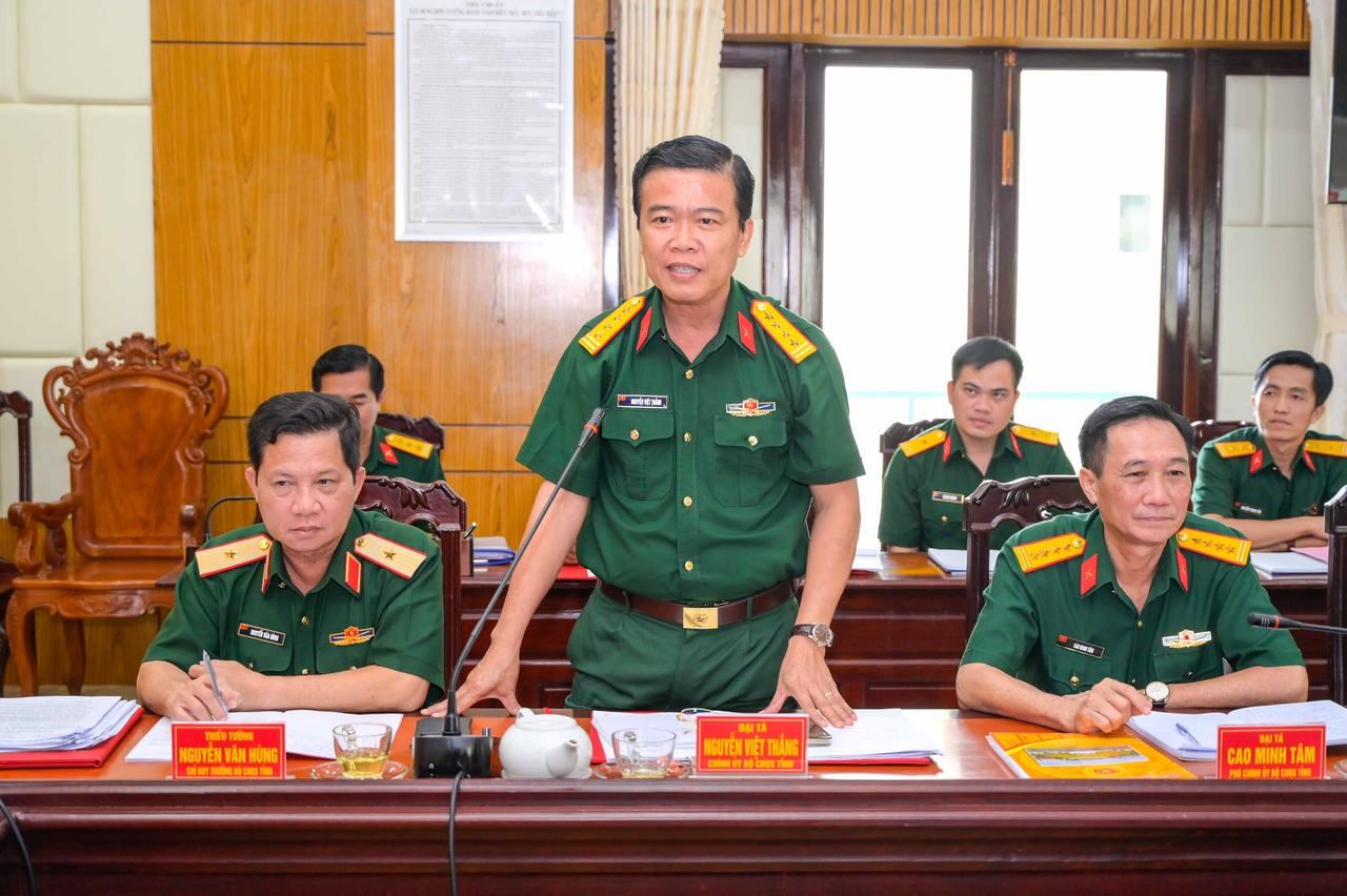 Đại tá Nguyễn Việt Thắng – Phó Bí thư Thường trực Đảng ủy Quân sự, Chính ủy Bộ CHQS tỉnh phát biểu tại hội nghị. Ảnh: Phương Vũ