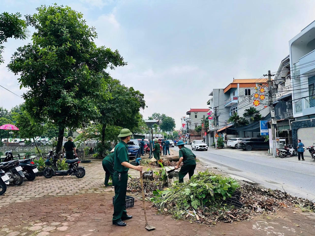  Lực lượng dân quân và các đoàn thể xã Thư Lâm ra quân chỉnh trang, vệ sinh môi trường trên các tuyến đường, góp phần xây dựng cảnh quan sáng, xanh, sạch, đẹp.