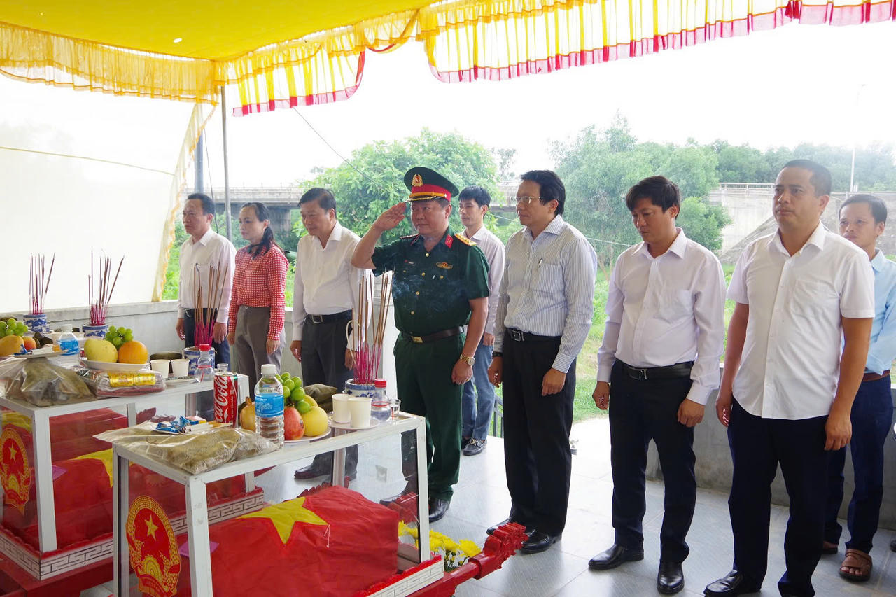 Đoàn công tác dâng hương tưởng niệm các anh hùng liệt sĩ tại Đền thờ Liệt sĩ Trung đoàn 88, Sư đoàn 308 ở khu vực Câu Nhi. (Ảnh Xuân Diện)