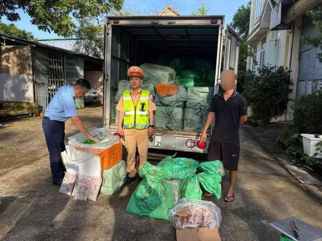 Phát hiện xe tải chở 1,7 tấn tràng lợn, lườn ngỗng bốc mùi
