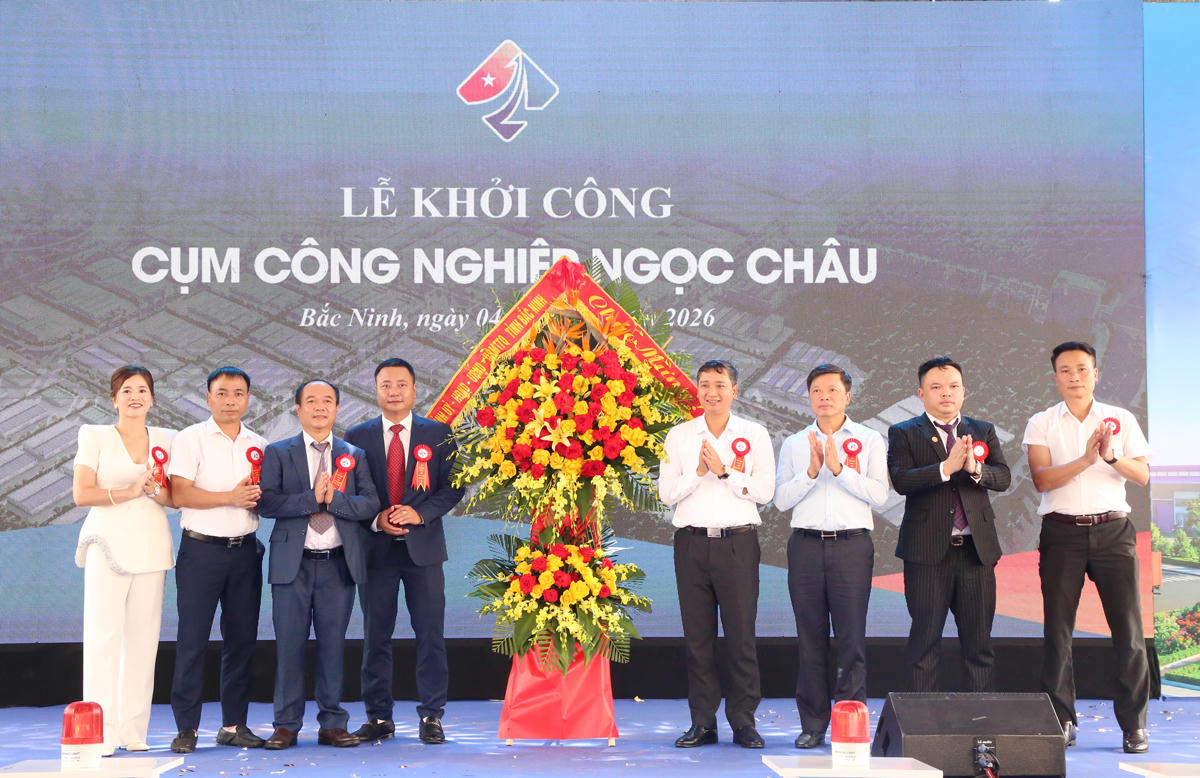 Các lãnh đạo tỉnh Bắc Ninh tặng hoa chúc mừng Lễ khởi công. (Ảnh: Cổng TTĐT Bắc Ninh)