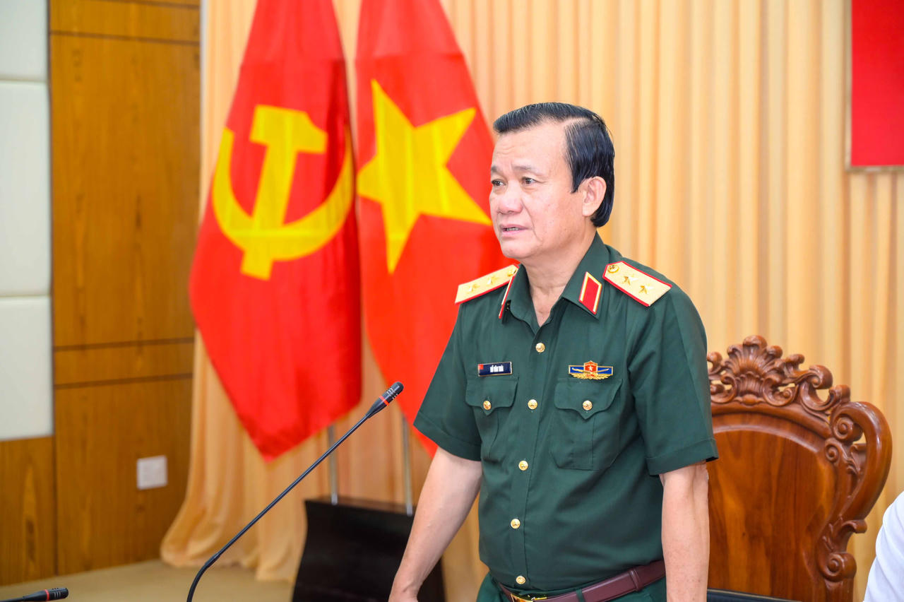 Trung tướng Hồ Văn Thái - Bí thư đảng ủy - Chính ủy Quân khu 9 phát biểu chỉ đạo tại hội nghị. Ảnh: Phương Vũ