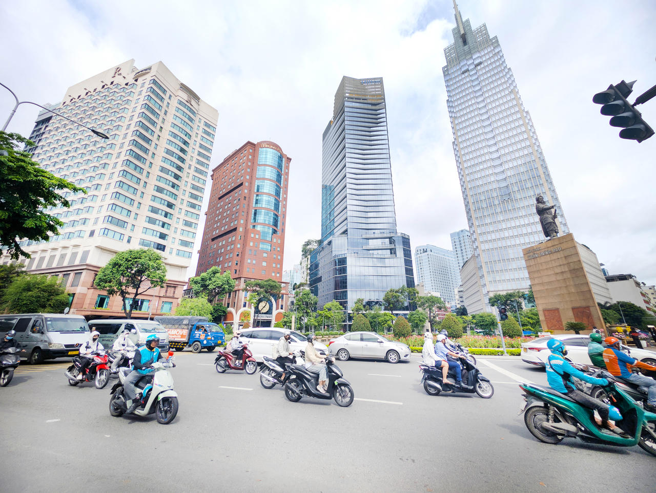 Dự thảo Luật Phát triển đô thị năm 2026 đã tập trung thiết lập các cơ chế, chính sách đặc thù nhằm thúc đẩy sự bứt phá của các đô thị đặc biệt và khu kinh tế đặc biệt.
(Ảnh trong bài: Trường Giang)