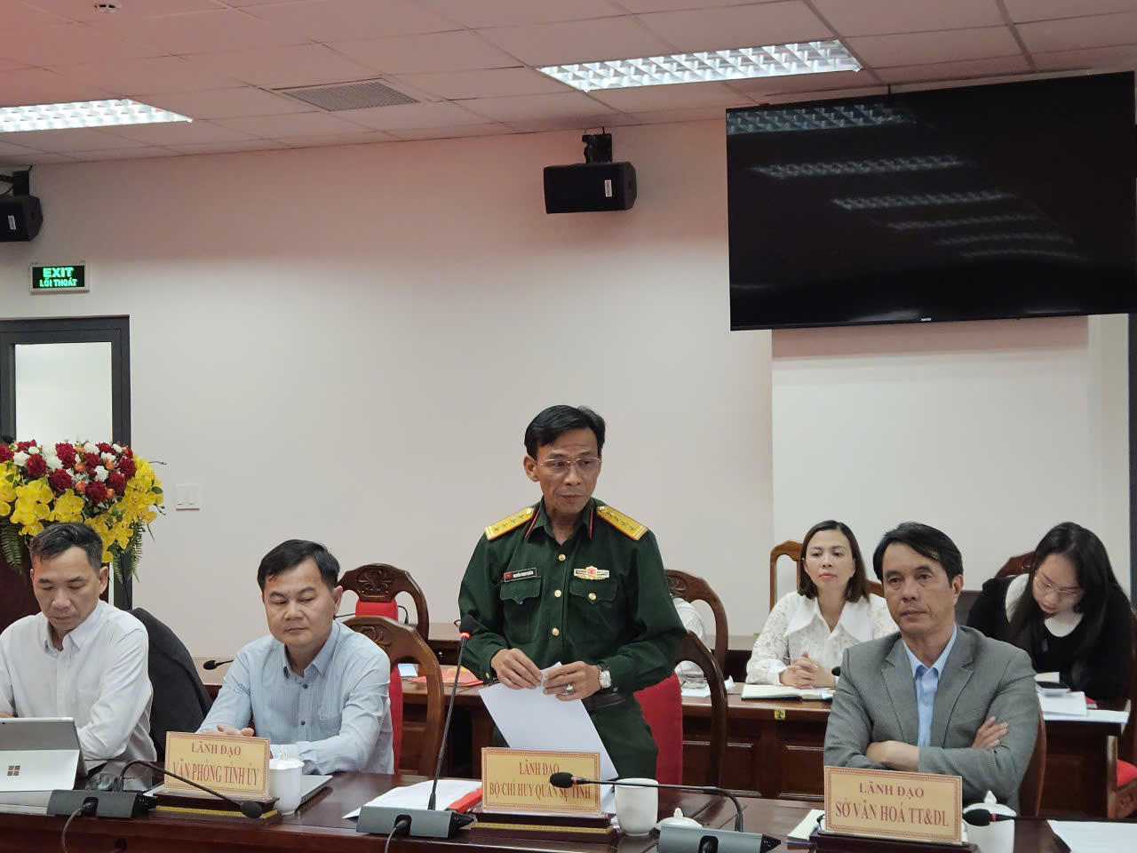 Lãnh đạo Bộ Chỉ huy quân sự tỉnh Lâm Đồng thông tin tại Hội nghị giao ban báo chí tháng 7. (Ảnh T.N)