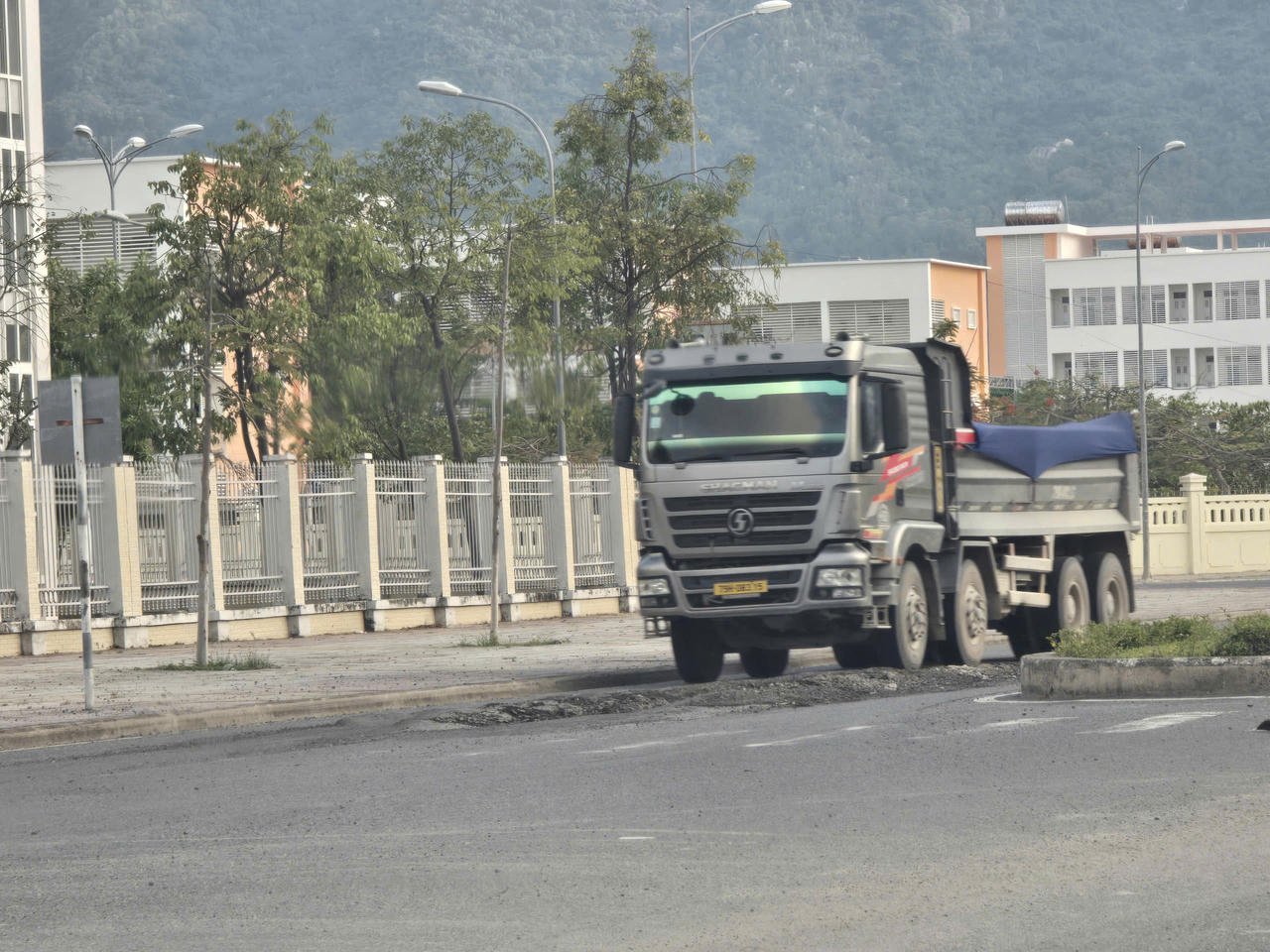 Nhiều xe trọng tải lớn ra vào bị cho là nguyên nhân gây ra tình trạng nói trên. Ảnh: THIÊN THANH
