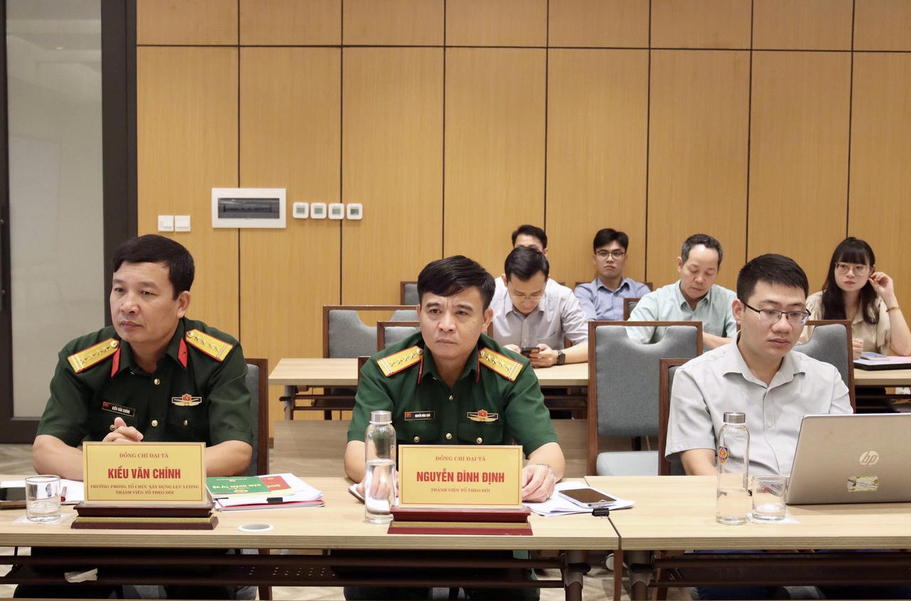 &nbsp;Đại tá Kiều Văn Chính, Trưởng phòng Tổ chức xây dựng lực lượng, Cục Dân quân tự vệ, Bộ Tổng tham mưu, Bộ Quốc phòng; Đại tá Nguyễn Đình Định, cán bộ phòng Tổ chức xây dựng lực lượng, Cục Dân quân tự vệ, Bộ Tổng tham mưu, Bộ Quốc phòng dự Hội nghị