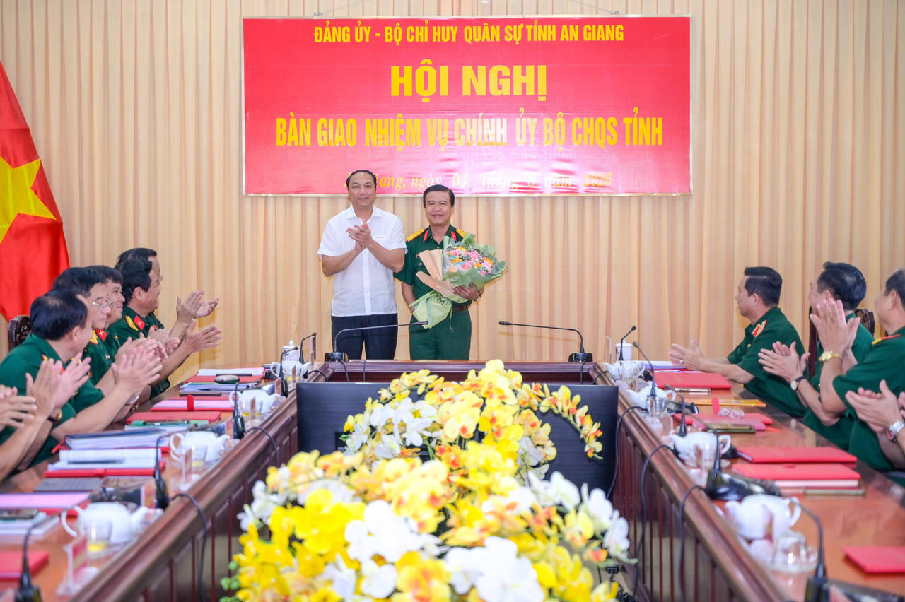 Ông Lâm Minh Thành, Phó Bí thư Thường trực Tỉnh ủy An Giang trao hoa chúc mừng Đại tá Nguyễn Việt Thắng – Phó Bí thư Thường trực Đảng ủy Quân sự, Chính ủy Bộ CHQS tỉnh. Ảnh: Phương Vũ