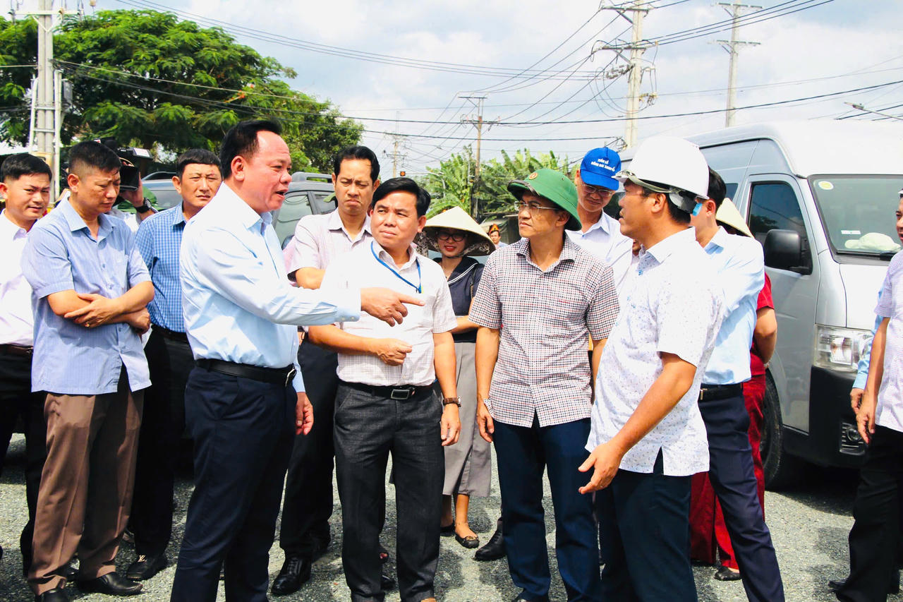 Phó Bí thư Thành ủy Đồng Nai Võ Tấn Đức cùng đoàn công tác kiểm tra tiến độ dự án đường 25C và Vành đai 3 TP.HCM. Ảnh: DK