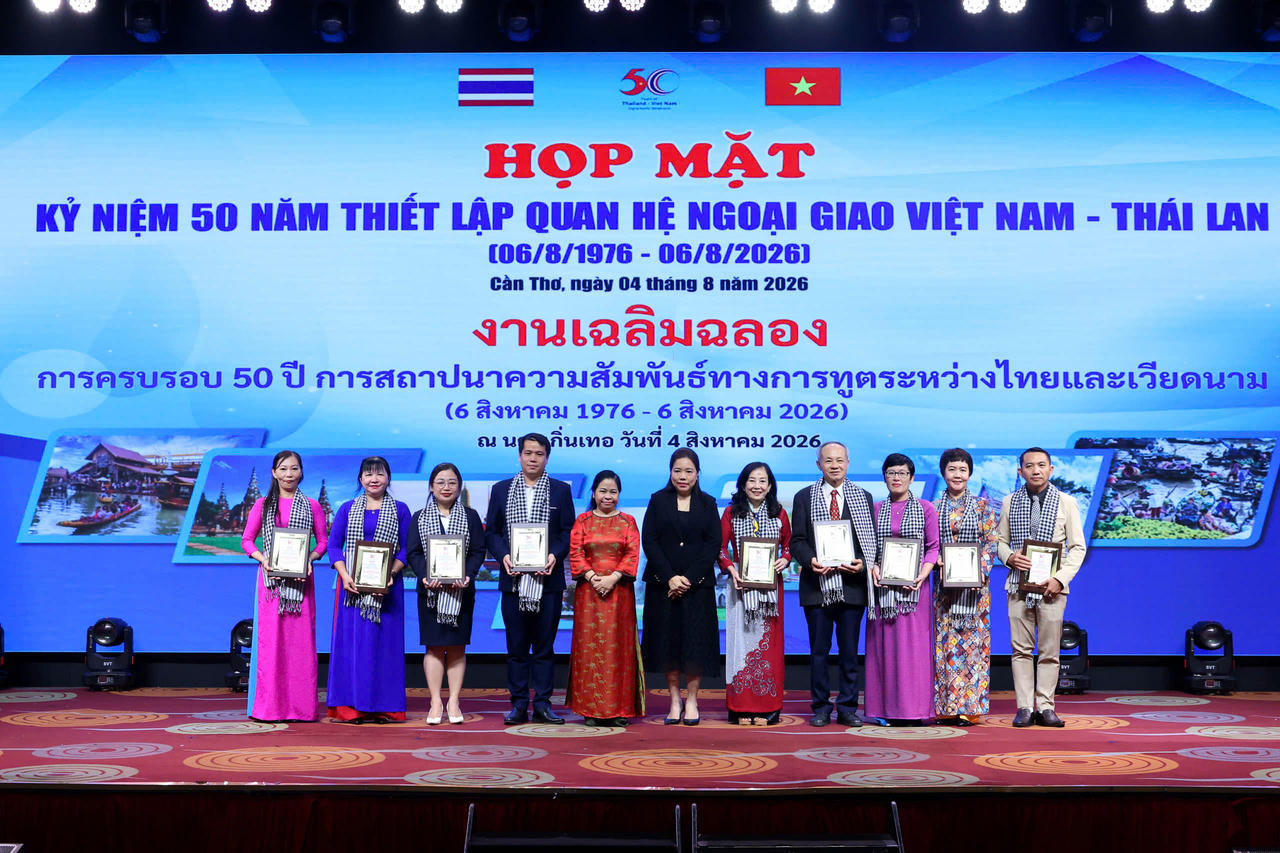 Ban Tổ chức trao những phần quà và bó hoa tươi thắm đến Ban Chấp hành Hội Hữu nghị Việt Nam – Thái Lan ghi nhận những đóng góp của Hội trong công tác đối ngoại nhân dân của thành phố nói chung và đối với Thái Lan nói riêng. (Ảnh: Hà Vy)