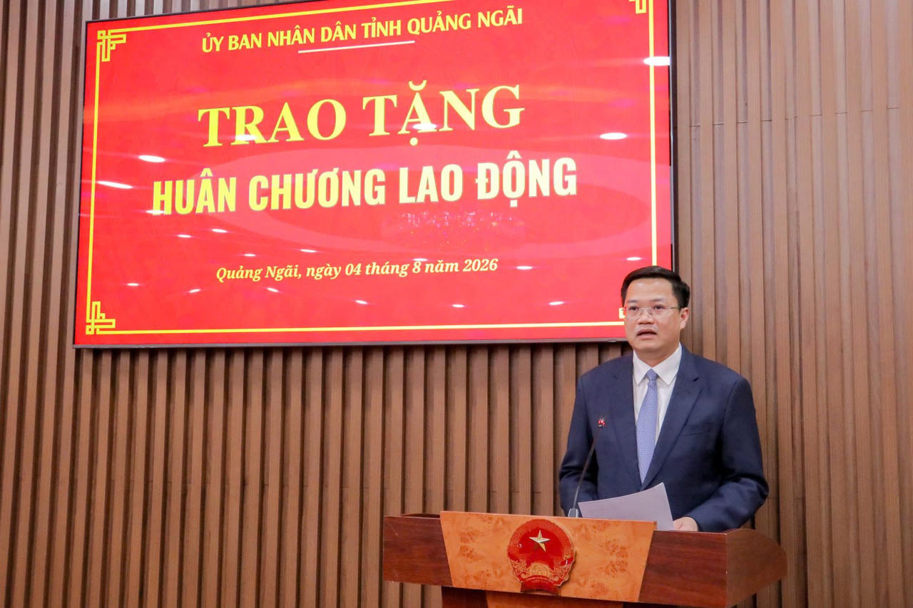 Chủ tịch UBND tỉnh Nguyễn Đức Tâm chúc mừng các cá nhân vinh dự được nhận phần thưởng cao quý của Đảng và Nhà nước.