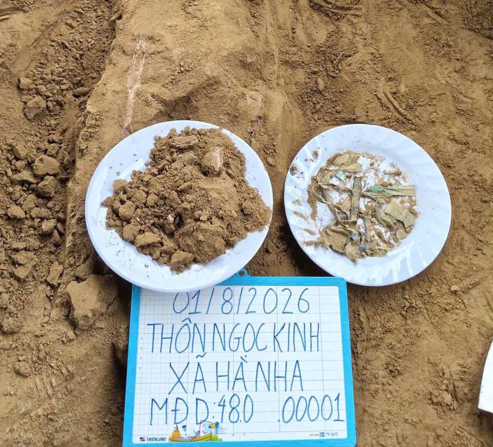 Một số di vật được tìm thấy tại hiện trường gồm quai mũ, vỏ mũ cối và các mảnh vải