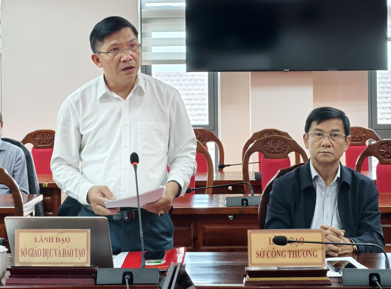 Ông Lương Văn Hà – Phó Giám đốc Sở GD&ĐT Lâm Đồng thông tin về việc sắp xếp lại trường học trên địa bàn. (Ảnh. M.Long)