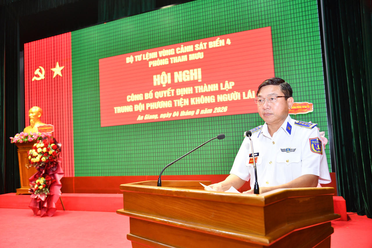 Đại tá Trần Nguyên Lai - Phó Tư lệnh, Tham mưu trưởng Bộ Tư lệnh Vùng Cảnh sát biển 4 phát biểu tại hội nghị. Ảnh: Đức Thái