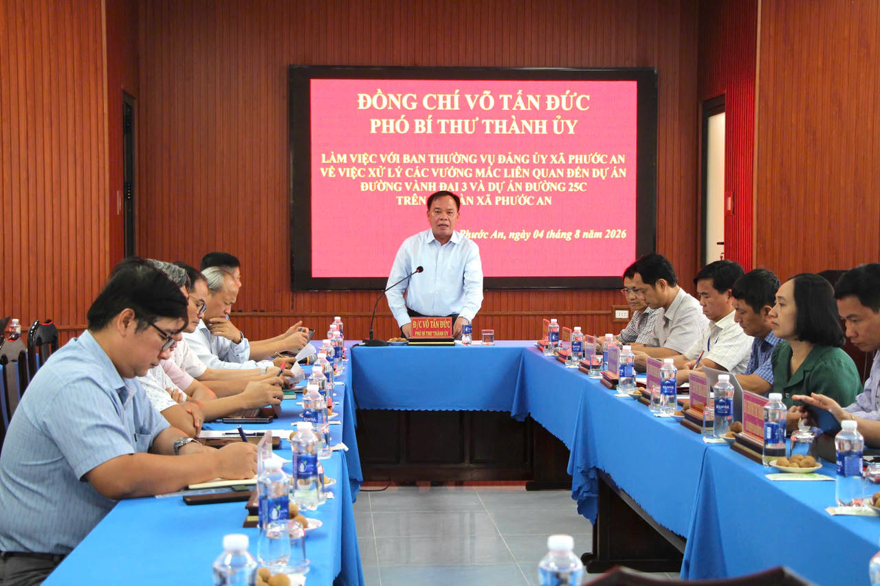 Phó Bí thư Thành ủy Đồng Nai Võ Tấn Đức yêu cầu xử lý dứt điểm các vướng mắc về mặt bằng, hạ tầng kỹ thuật, bảo đảm tiến độ các dự án giao thông trọng điểm. Ảnh: DK