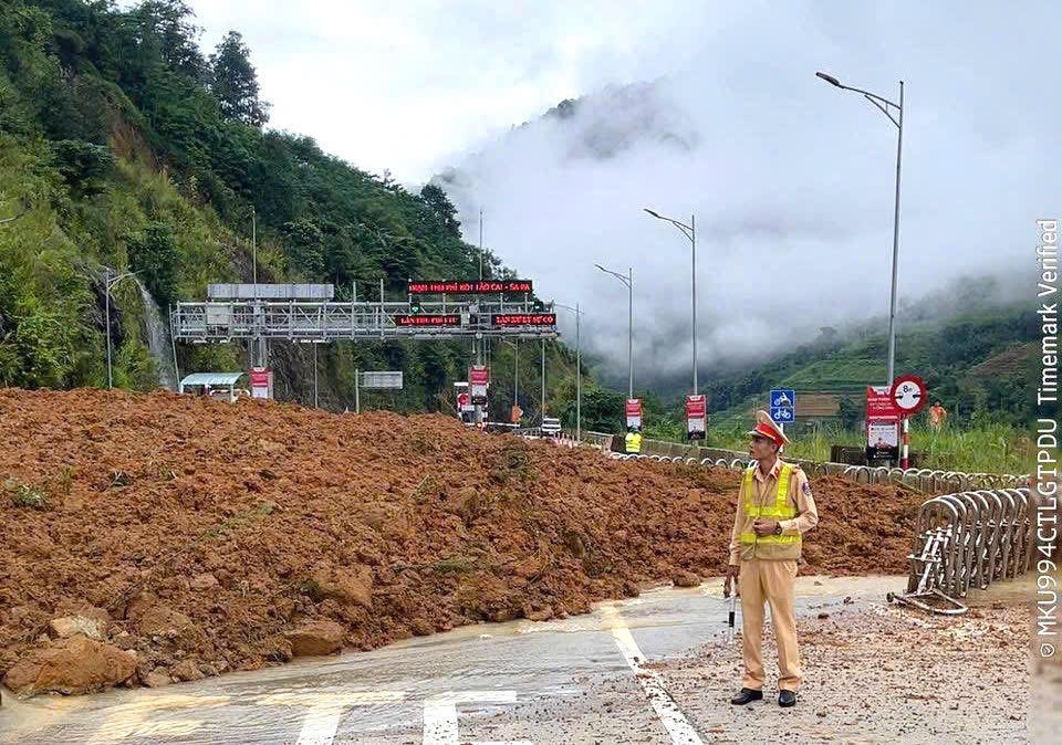 Lực lượng chức năng phân luồng giao thông.