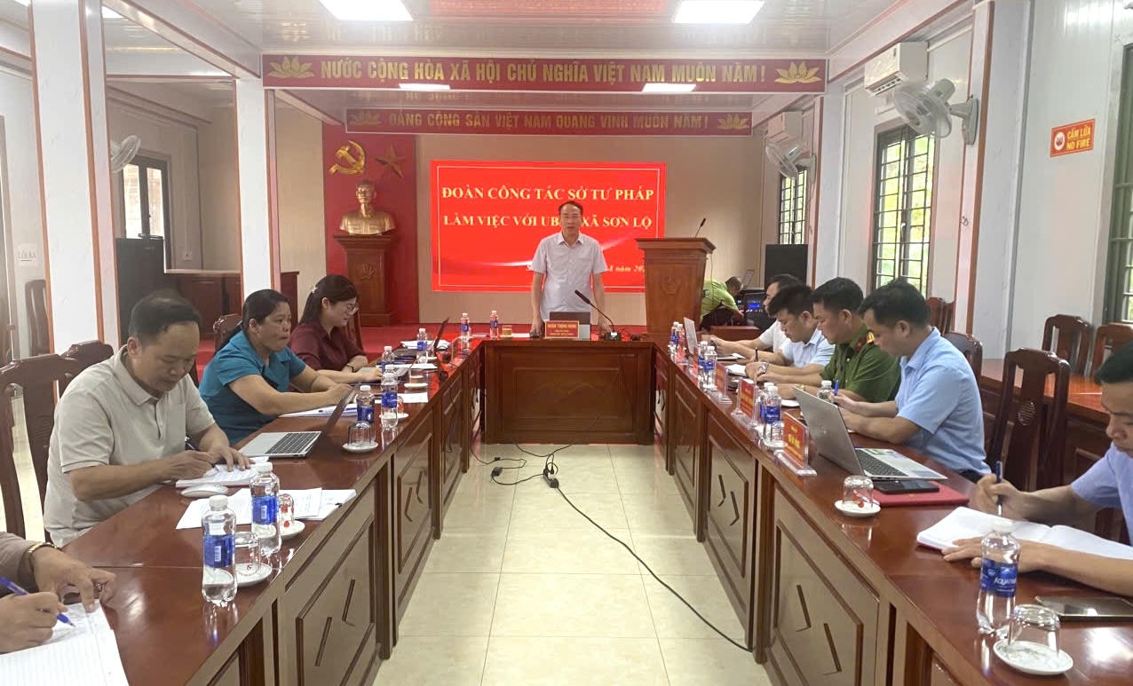Đoàn công tác làm việc tại xã Sơn Lộ. (TPCB)