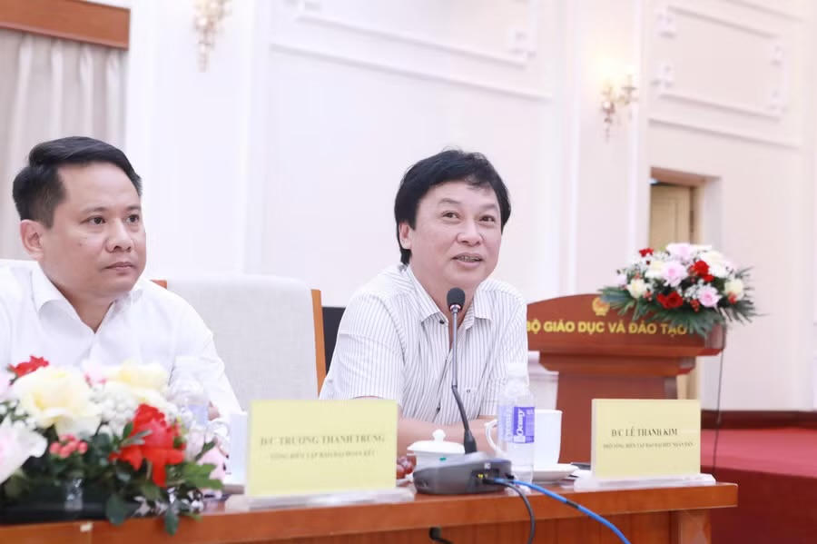 Ông Lê Thanh Kim - Phó Tổng Biên tập Báo Đại biểu Nhân dân (bên phải) phát biểu. (Ảnh: BTC)