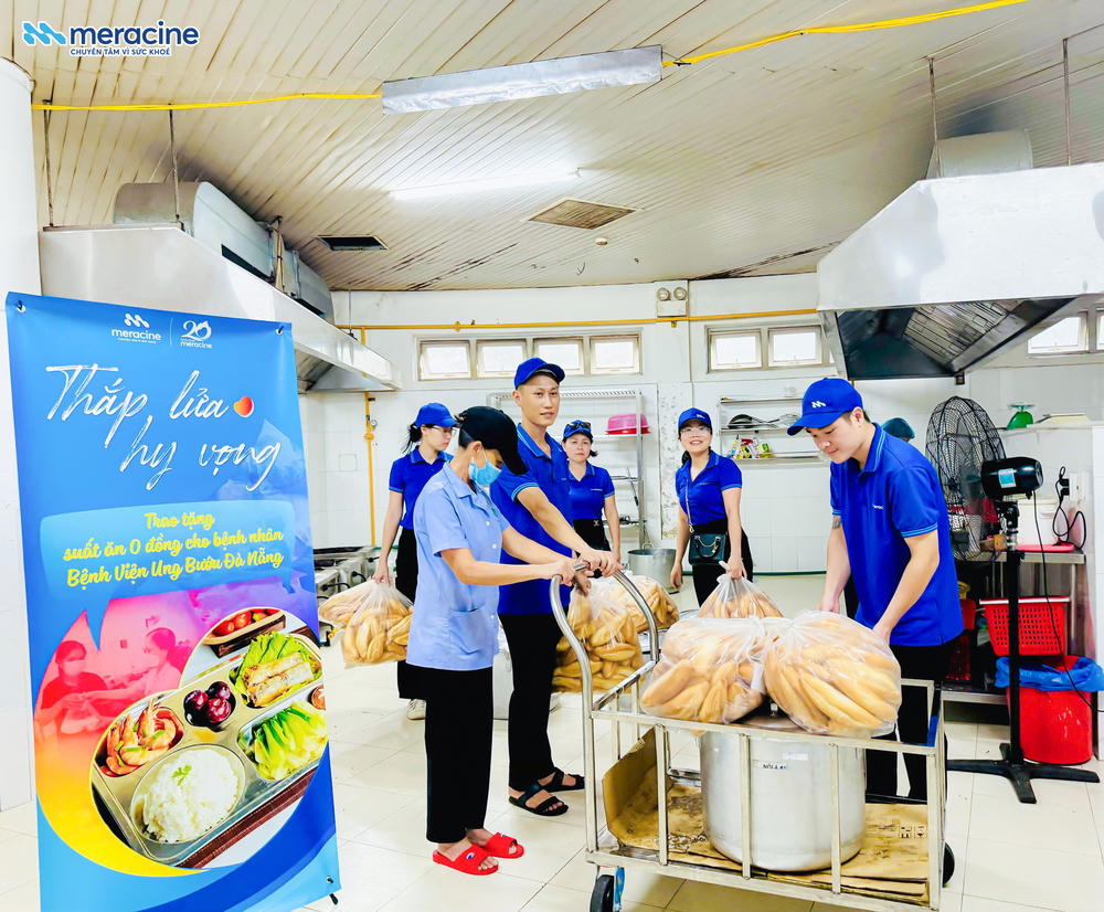 Meracine trong hoạt động từ thiện “Suất cơm 0 đồng” tại bệnh viện K Tân Triều (Ảnh: Meracine cung cấp)