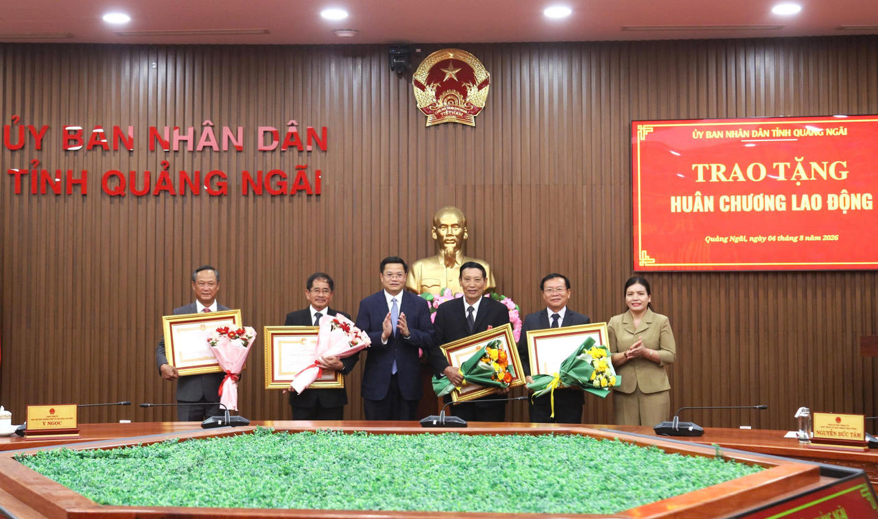 Trao Huân chương Lao động ghi nhận cống hiến của các nguyên lãnh đạo tỉnh Quảng Ngãi