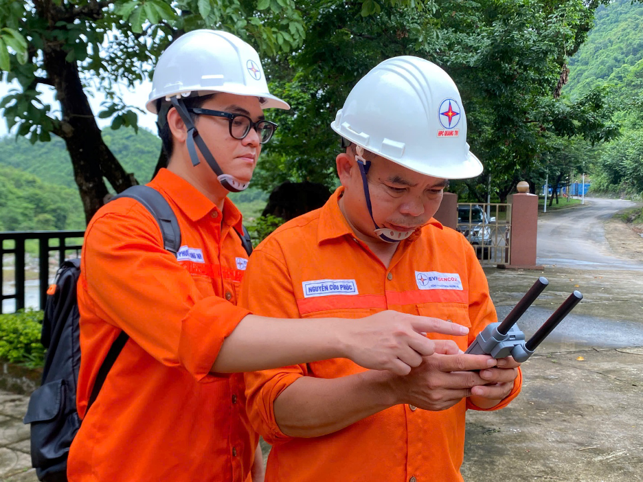 Lực lượng thực hành sử dụng điện thoại vệ tinh nhằm duy trì thông tin liên lạc trong tình huống mưa bão.