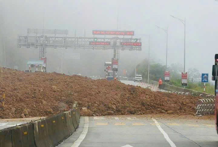 Lào Cai: Sạt lở gây ách tắc hoàn toàn tuyến đường tỉnh 155