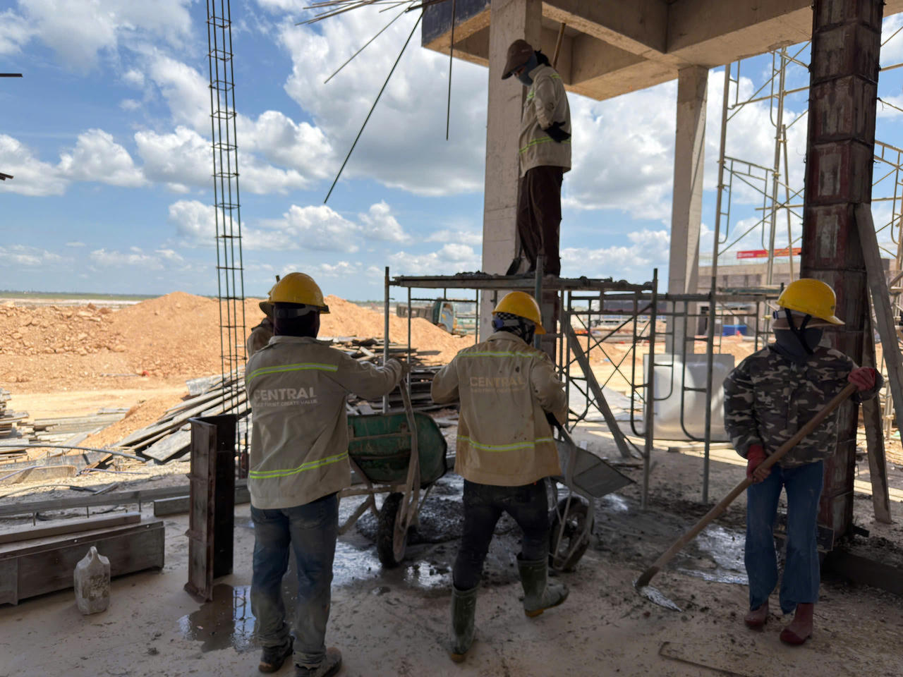 Các hạng mục thuộc dự án đang được triển khai thi công đồng bộ. (Ảnh: Anh Chiến)
