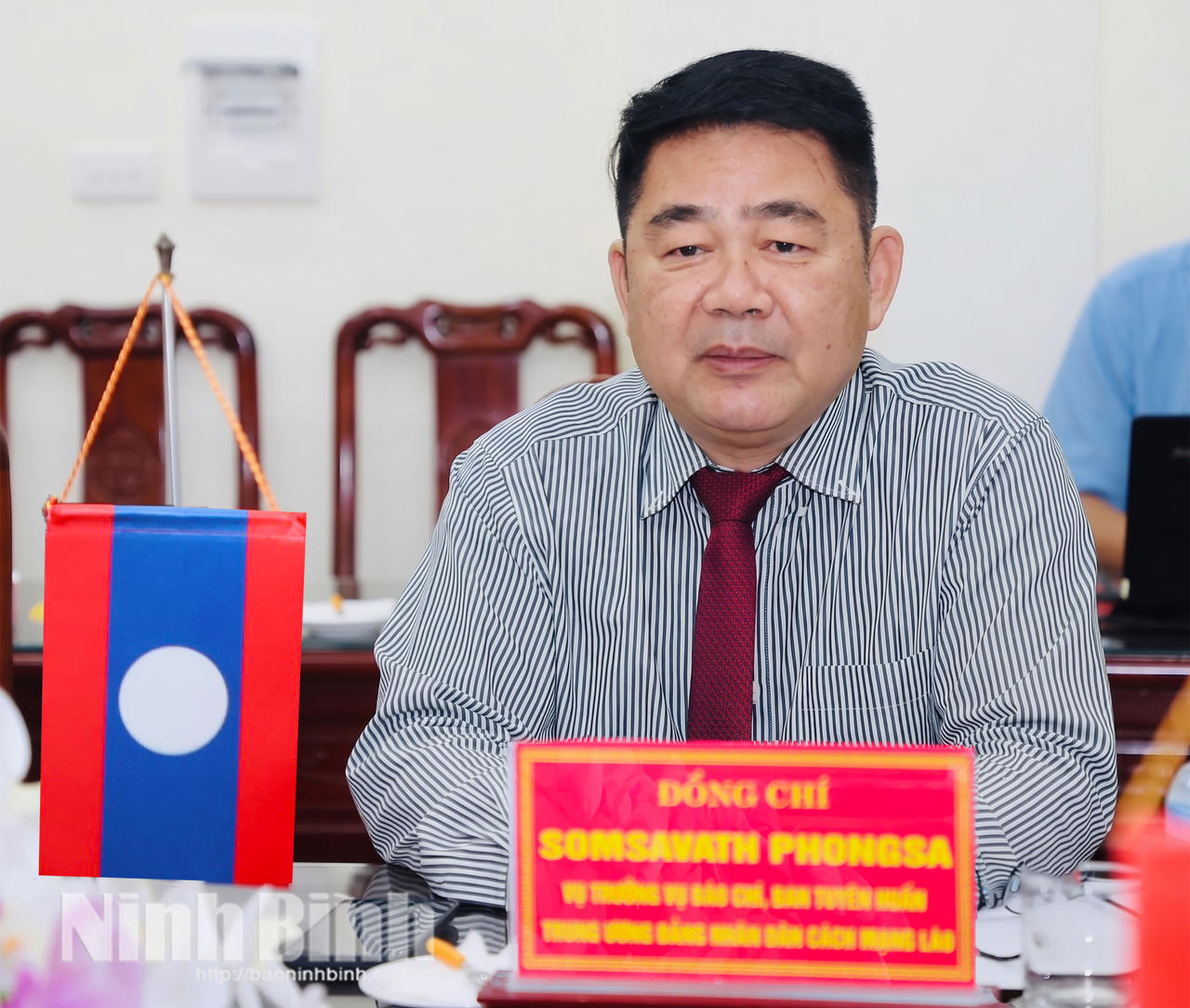 Ông Somsavath Phongsa - Vụ trưởng Vụ Báo chí, Ban Tuyên huấn Trung ương Đảng Nhân dân Cách mạng Lào, Trưởng Đoàn công tác phát biểu tại buổi làm việc.(Ảnh:Trần Thoan - Đức Lam/ Báo Ninh Bình)