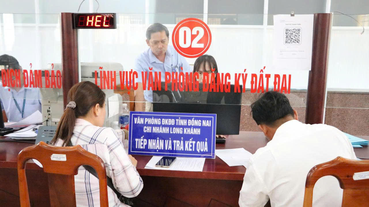 TP Đồng Nai hướng tới 100% thủ tục đất đai thực hiện trực tuyến toàn trình. Ảnh Đức Lâm