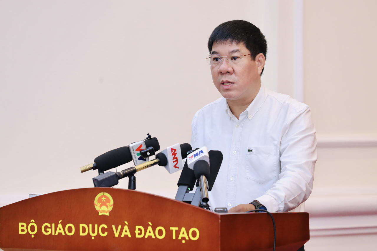 Ông Huỳnh Văn Chương, Cục trưởng Cục Quản lý Chất lượng, Bộ GD&ĐT thông tin tại họp báo sáng 5/8. (Ảnh: PV)