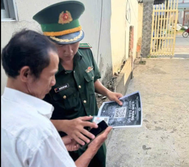 Chỉ với thao tác quét mã QR, ngư dân có thể dễ dàng tra cứu, tiếp cận thông tin mọi lúc, mọi nơi. Ảnh: Hoà Bình