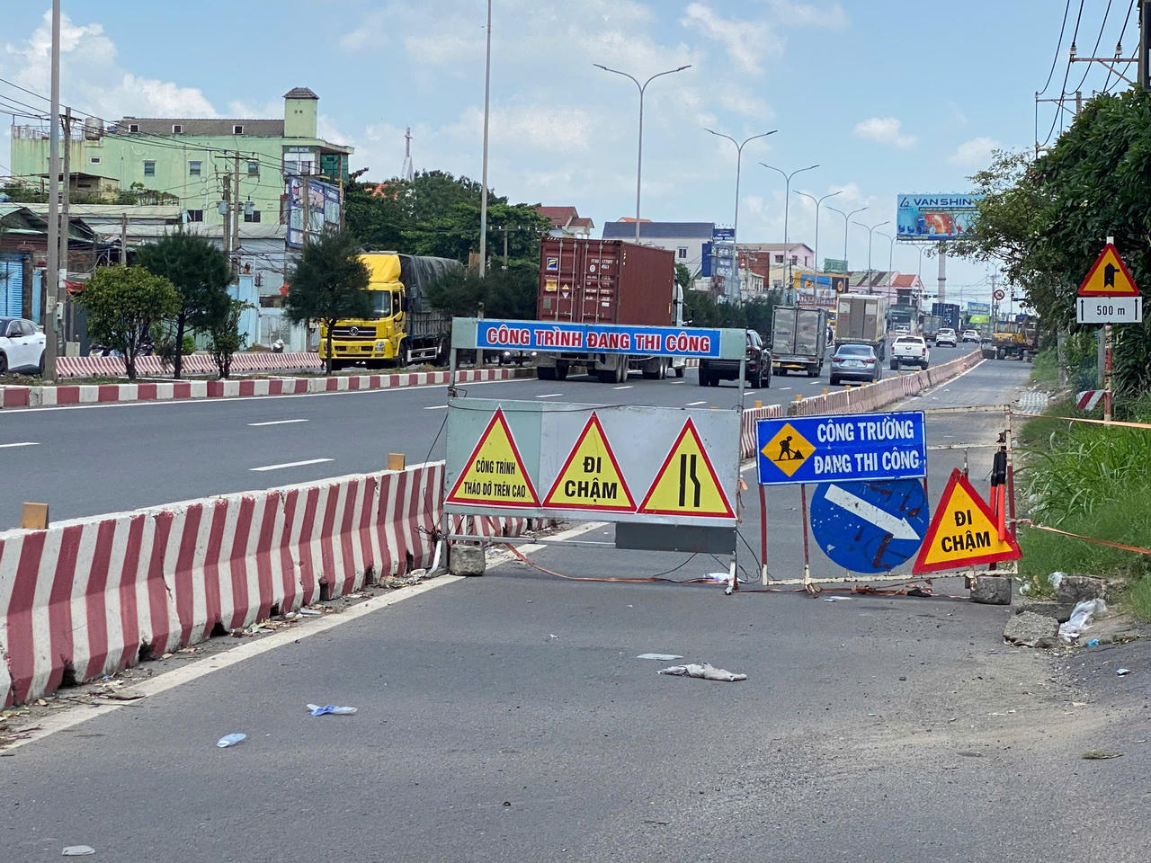 Một số vị trí trên Quốc lộ 51, các đơn vị thi công đang rào cảnh báo để tiến hành thi công. Ảnh Tiến Dũng.