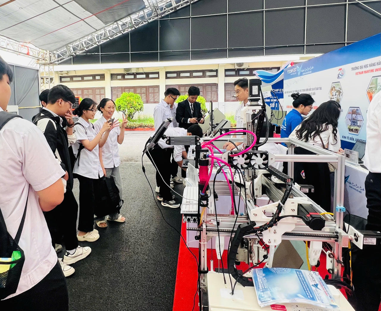 Học sinh, sinh viên tham quan, trải nghiệm công nghệ tại các gian hàng triển lãm của Techfest Hải Phòng 2026.(Ảnh: Thuỳ Linh)